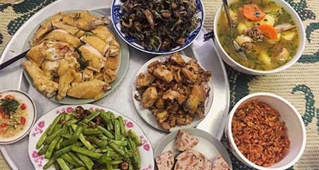Đến nhà bạn trai, cô gái chỉ việc ngồi chơi, được người yêu tiếp đãi mâm cơm như 