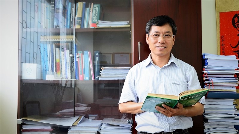 Thầy giáo Bách khoa nghiên cứu xe điện nhận giải thưởng danh giá của Nhật