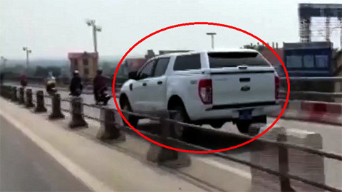 ô tô ngược chiều