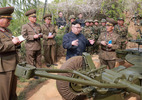 Vì sao ai vây quanh Kim Jong Un cũng cầm sổ tay?