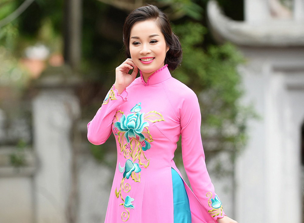 Minh Hương ‘Nhật ký Vàng Anh’ tái xuất rạng rỡ với áo dài