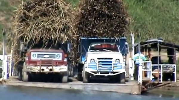 3 ô tô chở hàng ngất ngưởng lên phà và tai nạn bất ngờ giữa sông