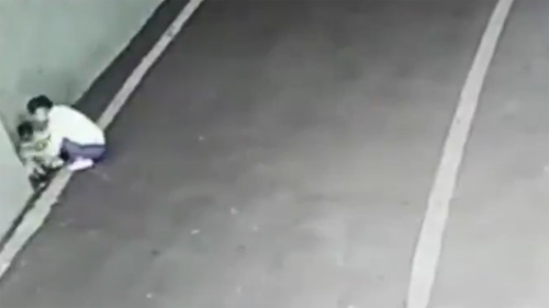 Mẹ bế con xuống hầm xe và hành động sau đó khiến người xem rơi nước mắt