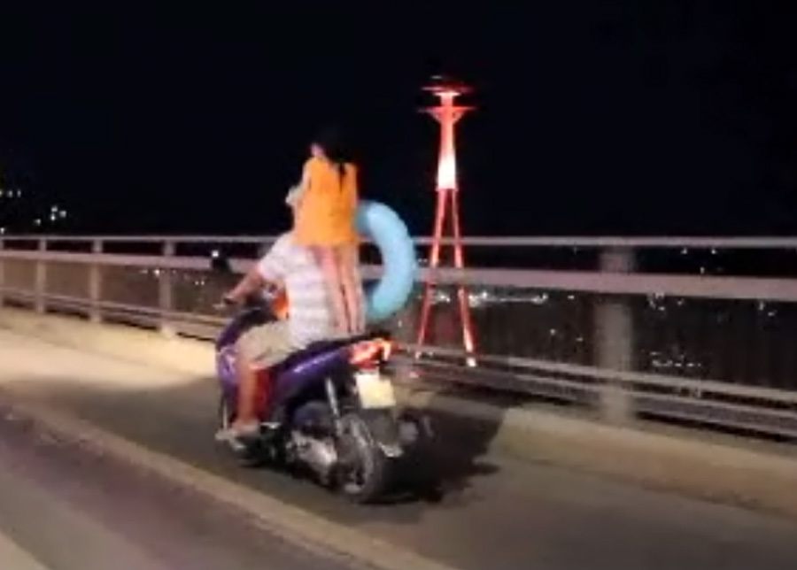 Thót tim bố chở con bằng xe máy ‘làm xiếc’ trên cầu Bãi Cháy