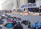 Phụ nữ khỏa thân biểu tình ở dinh Tổng thống Argentina