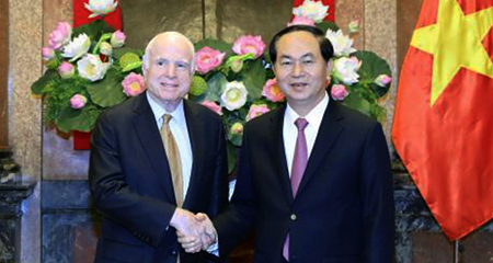 Chủ tịch nước tiếp Thượng nghị sỹ John McCain