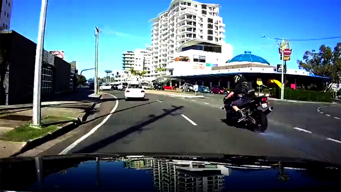 Phanh gấp, tay biker ăn quả đắng bầm dập trên xa lộ