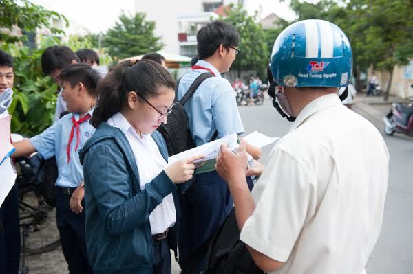 thi sinh kiem tra lai bai lam