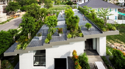 Vườn trên mái nhà Việt Nam: Với diện tích đô thị ngày càng hạn chế, vườn trên mái nhà trở thành một giải pháp tiện dụng cho việc trồng cây trong thành phố. Vườn trên mái nhà không chỉ đem lại không gian xanh cho ngôi nhà của bạn mà còn giúp giảm thiểu khí thải và làm mát không khí. Hãy xem những hình ảnh về vườn trên mái nhà Việt Nam để tìm kiếm cách thiết kế phù hợp cho ngôi nhà của bạn.