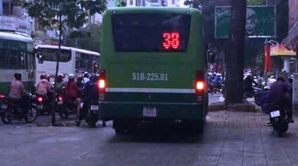 Hoảng hồn trước cảnh xe buýt leo vỉa hè ở Sài Gòn