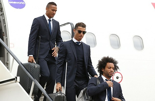 Ronaldo và đồng đội như tài tử điện ảnh đổ bộ xứ Wales