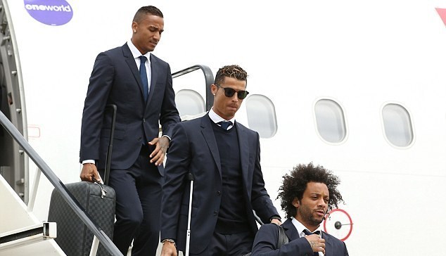 Ronaldo và đồng đội như tài tử điện ảnh đổ bộ xứ Wales