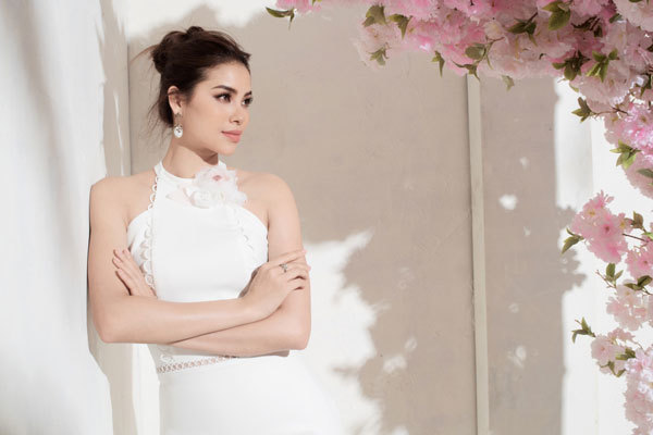 Hoa hậu Phạm Hương đẹp ngất ngây với váy ren mỏng manh