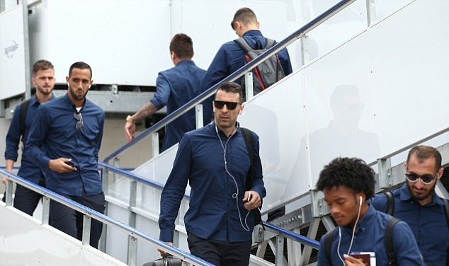 Tin thể thao sáng 3/6: Buffon không cần QBV, Djokovic suýt bị 