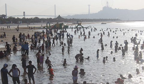 Hạ Long: Lao ra biển từ sáng sớm tránh nóng 40 độ