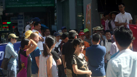 Nóng cháy da thịt, dân chung cư Hà Nội đòi nước tắm