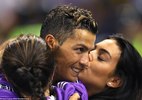Bồ xinh xuống sân hôn chúc mừng người hùng Ronaldo