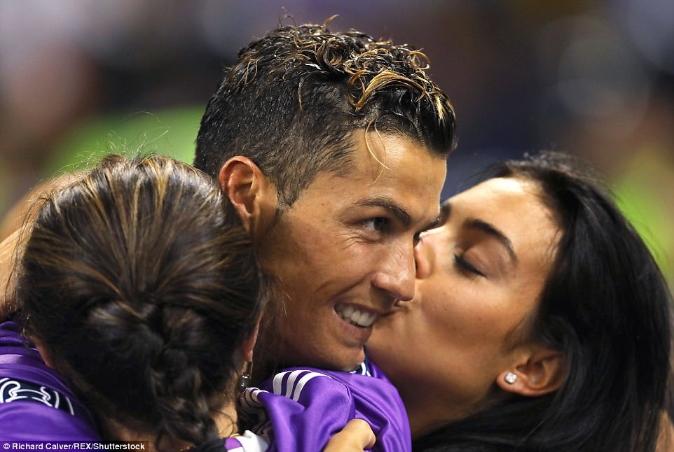 Bồ xinh xuống sân hôn chúc mừng người hùng Ronaldo