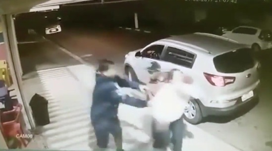 10 clip 'nóng' nhất: Bị gí súng uy hiếp, người mẹ vẫn lao vào cứu con