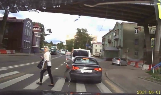 Suýt mất mạng khi sang đường vì điện thoại