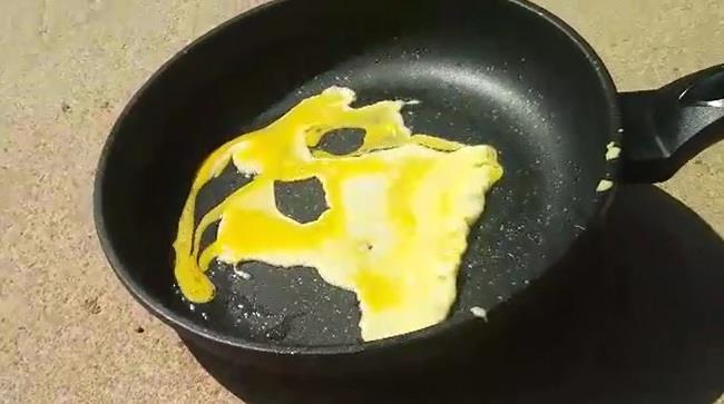 Nóng như đốt, thanh niên đặt chảo rán trứng trên đường