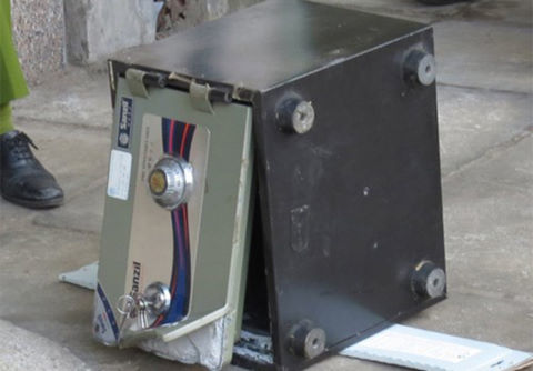 Em trai phá két sắt trộm 18 cây vàng của chị