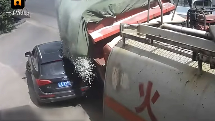 Khoảnh khắc ô tô Audi bị xe tải đè bẹp nhép trên đường