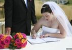 Tại sao phụ nữ Mỹ đổi tên, chuyển sang họ chồng sau khi kết hôn?