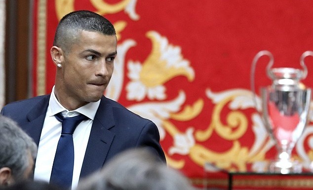 CR7 khoe đầu trọc lốc khi ăn mừng chức vô địch Champions League