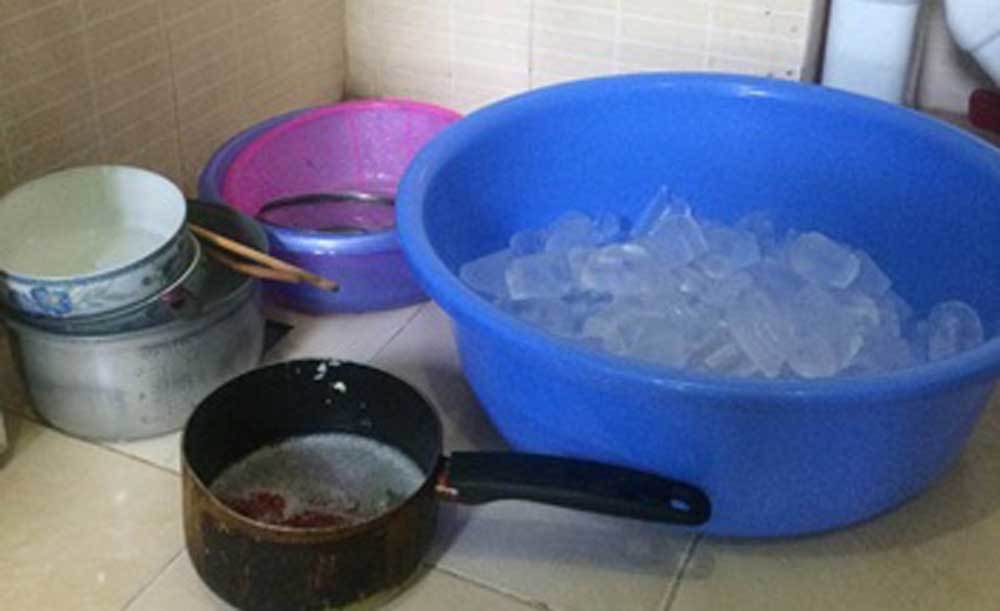 Nửa đêm bế con đi thuê nhà nghỉ, mua đá để tắm vì quá nóng