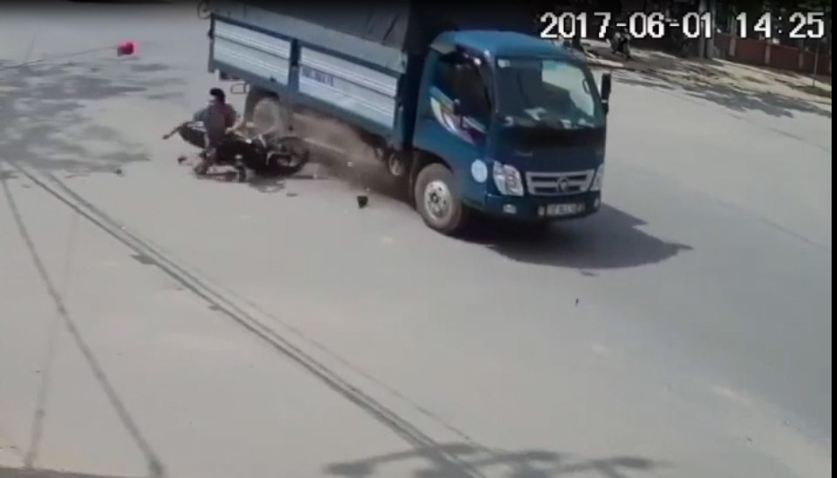Tai nạn kinh hoàng vì phóng xe máy bạt mạng