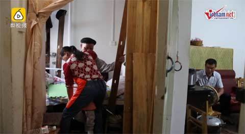 Gia đình '1 bà 2 ông' hạnh phúc khiến triệu người tò mò, thán phục