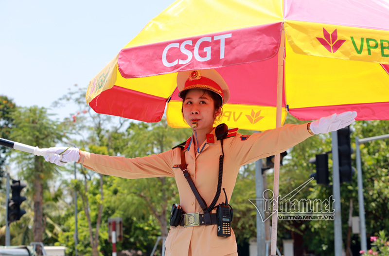 Bóng hồng CSGT trong 'chảo lửa' Hà Nội