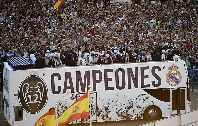 Fan Real bầm dập Pique đến ê chề, Torres tháo chạy khỏi Atletico