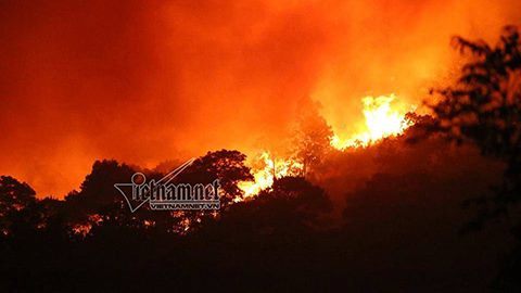 Cháy dữ dội rừng Sóc Sơn, gần 2.000 người dập lửa