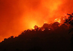 Cháy rừng ở Sóc Sơn, lửa ngút cao sáng rực trong đêm