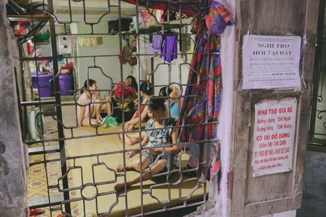 Hà Nội: Ông già 'khùng' cho thuê nhà trọ điều hòa giá 15.000 đồng