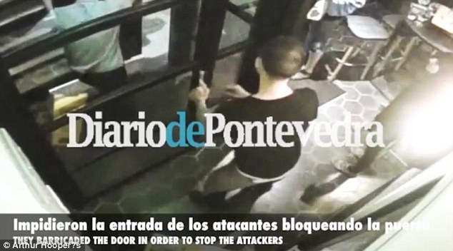 Chàng nhân viên quán bar lấy thân mình chặn khủng bố