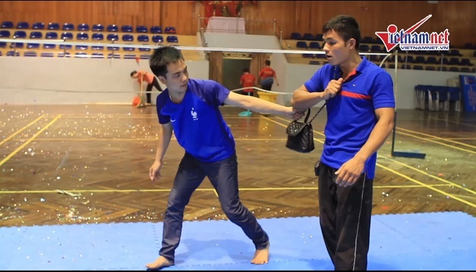 Chiêu võ đơn giản cho chị em khi bị giật túi xách