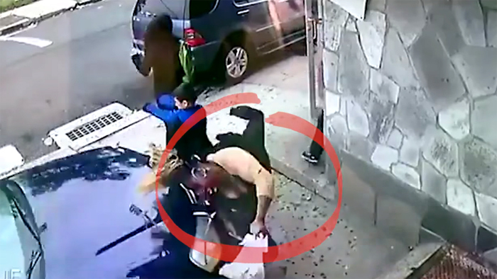 Người phụ nữ lao vào ô tô xả thân cứu 1 đứa trẻ không quen biết