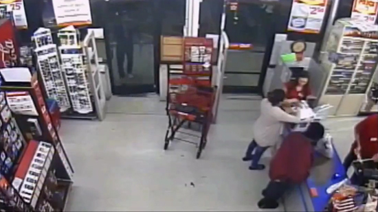 Tên cướp vét sạch tiền, nhiều nhân viên đứng bên cạnh vẫn không hay biết