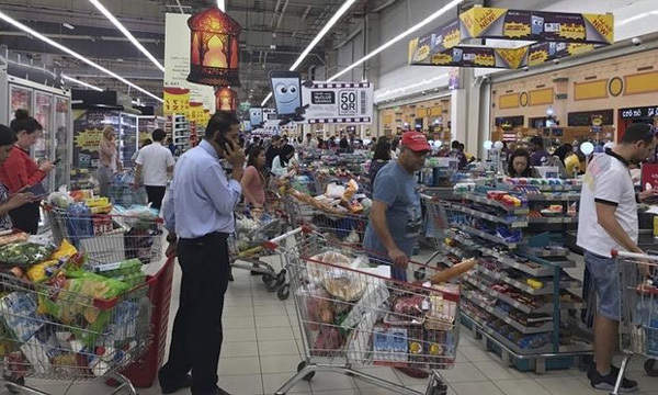Qatar bị 'từ mặt', dân chúng nháo nhào tích trữ