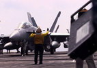 Cận cảnh chiến dịch tiêu diệt IS từ tàu sân bay Mỹ