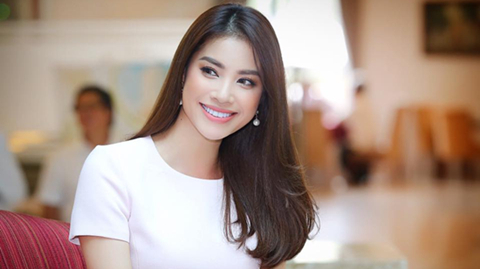 Hoa hậu Phạm Hương gây sốt với clip đàn hát ngọt ngào