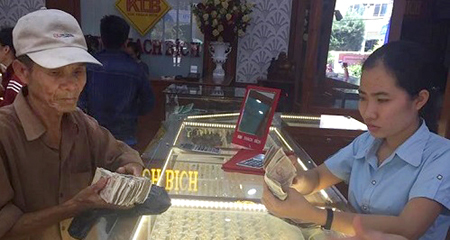 Cha nghèo mang cọc tiền lẻ đi mua vàng làm của hồi môn cho con gái