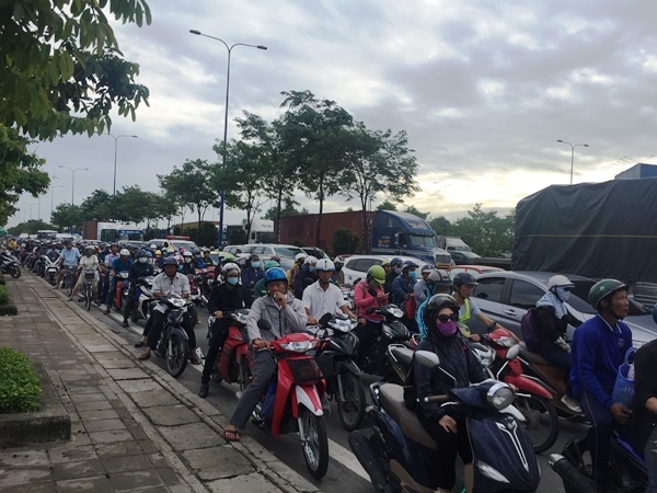 Đường vào cảng lớn nhất Sài Gòn kẹt xe hơn nửa ngày