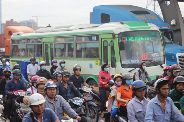 Đường vào cảng lớn nhất Sài Gòn kẹt xe hơn nửa ngày