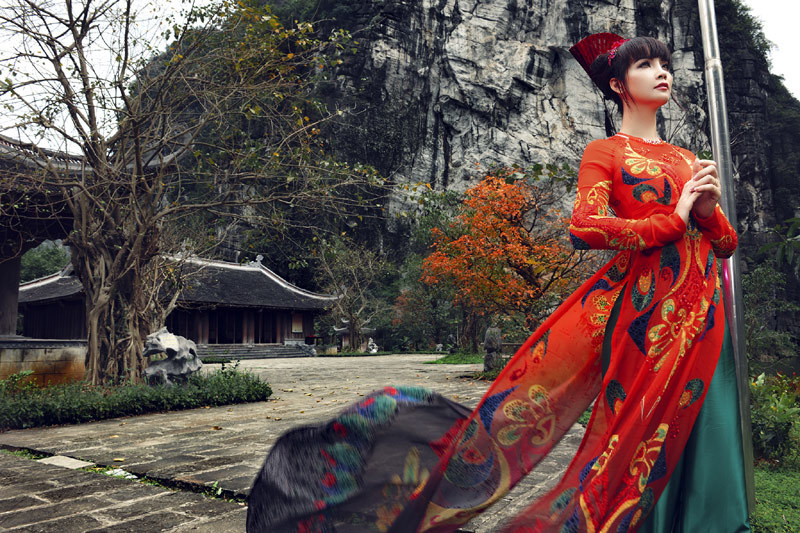 Diễn viên Mai Thu Huyền mặc áo dài dát vàng