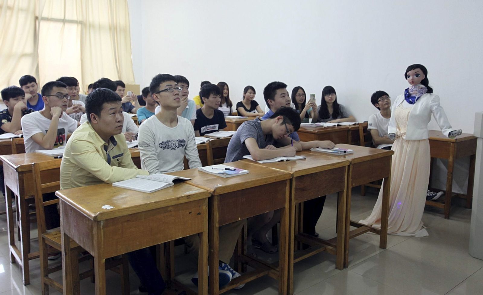 9,4 triệu thí sinh Trung Quốc bước vào kỳ thi đại học cùng robot