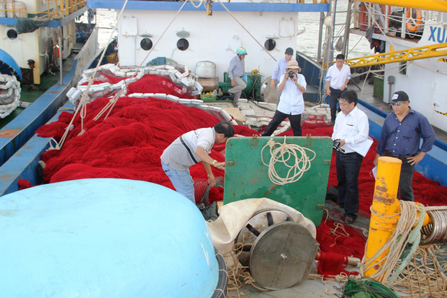 Sẽ cắt mẫu tàu vỏ thép rỉ sét đi kiểm định